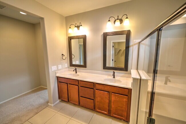 Building Photo - 4 Bedroom with new carpet and new interior paint in Saguaro Trails!