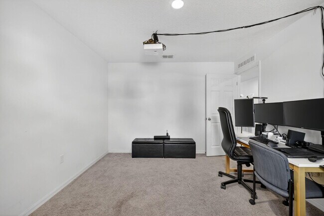 Building Photo - 644 SW Hoffenberg Ave