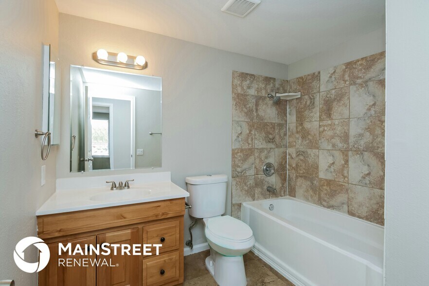 Building Photo - 2114 N Comanche Dr