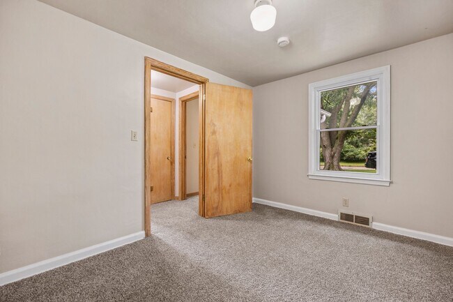 Building Photo - 3401 Seneca Ave