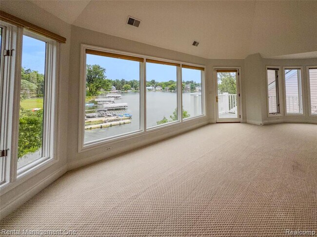 Building Photo - 5742 Putnam Dr