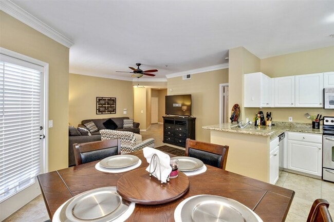 Building Photo - Spacious Top Floor Condo in Resort Style C...