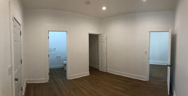Building Photo - Two Story Home - 7 Bedrooms and 4 Bathroom...