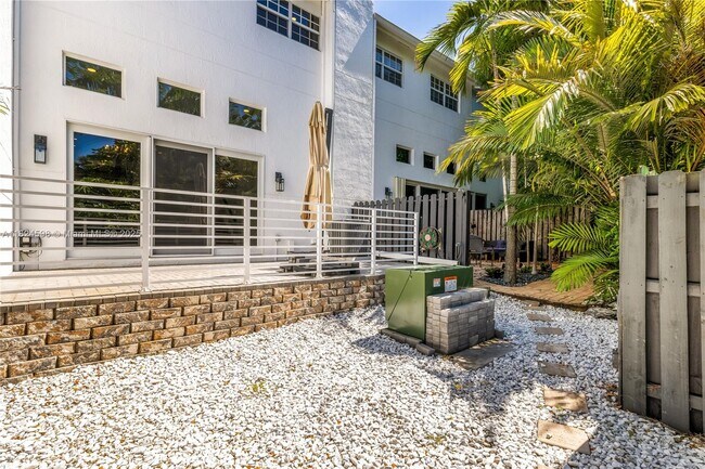 Building Photo - 1707 E Las Olas Blvd