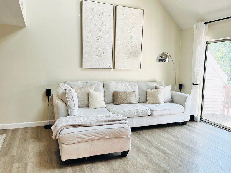 Living Room - 3200 Madison Ave