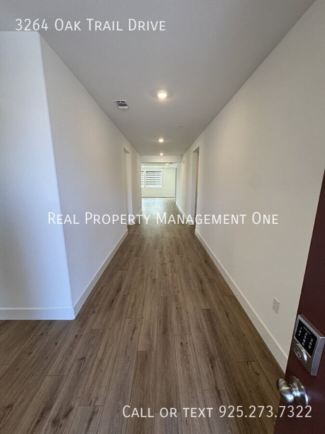 Building Photo - 3264 Oak Trl Dr