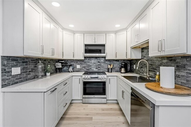 Building Photo - 2630 St Joseph Dr W