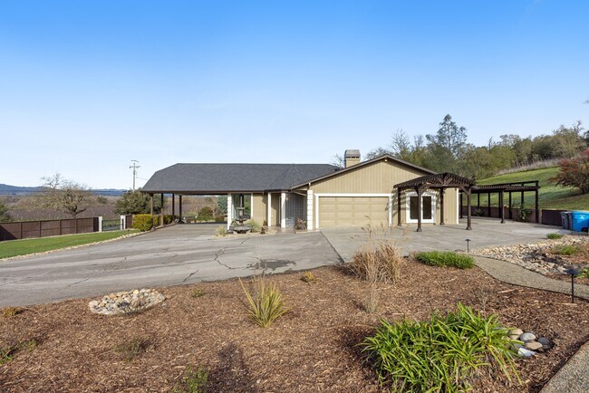 Building Photo - 9168 Eastside Rd