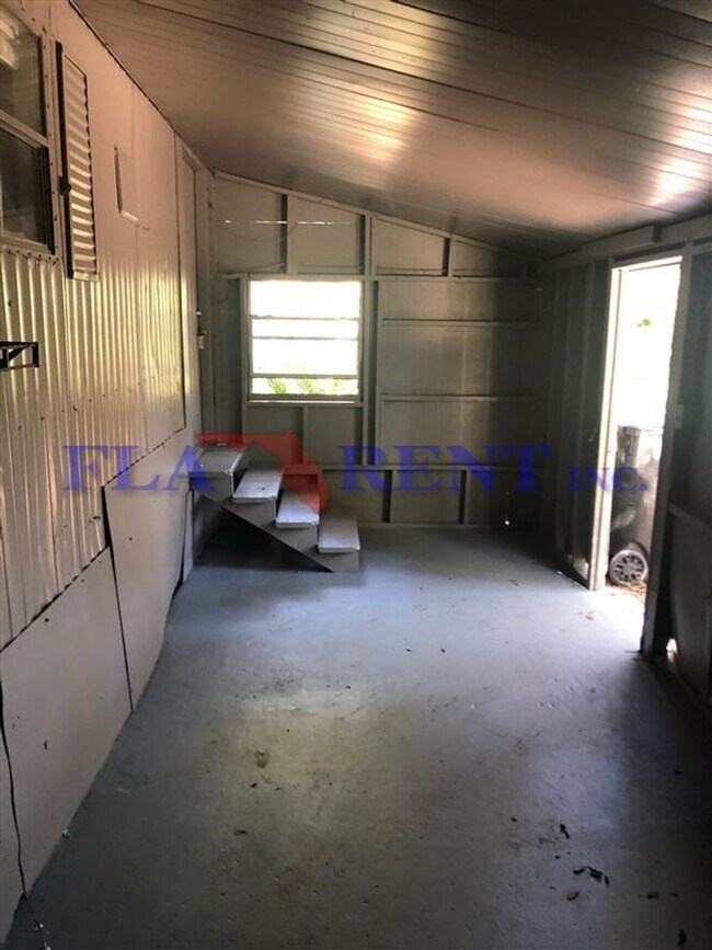 Building Photo - **3/1 Mobile home in Christmas/SR 50**