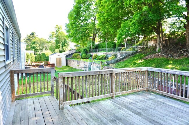 Building Photo - 60 Sleepy Hollow Dr