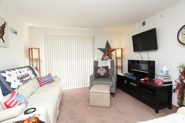 2BR, 1BA - 960 SF - Living Room - Breckenridge Estates Apartments