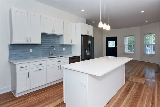 Building Photo - 56 Lyndhurst St