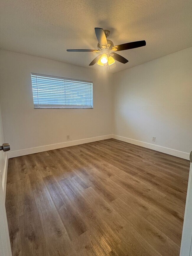 Building Photo - Charming 2 Bedroom with Garage  … (flexibl...