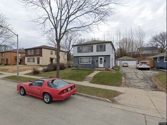 Building Photo - 2552 S 96th St