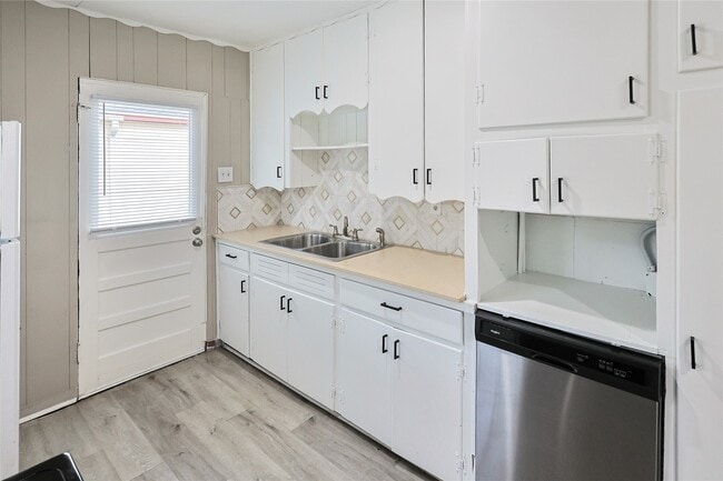 Building Photo - 1106-12th 1/2 12th 1/2 St N