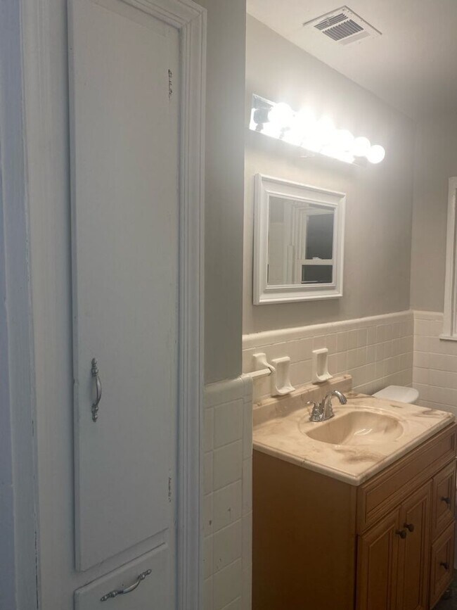 Building Photo - Move in Special!!!! 3/1 Home with bonus room!