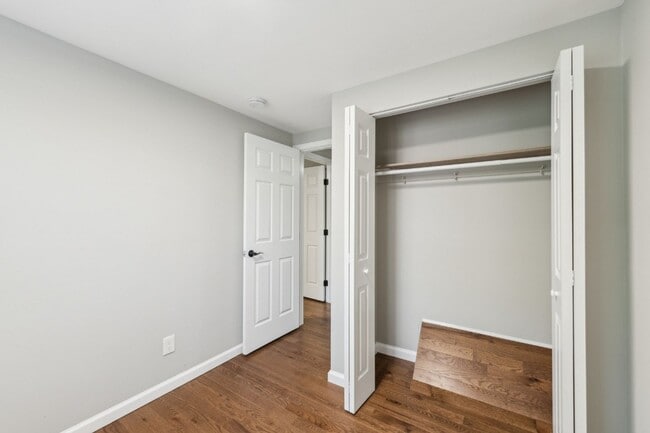 Building Photo - Charming 3 Bed 2.5 Bath Interior Townhome ...