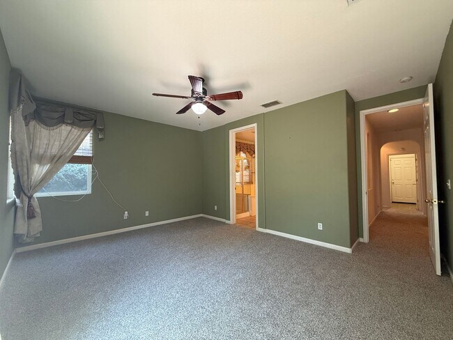 Building Photo - Single-story 3 bedroom, 2 bathroom, plus o...
