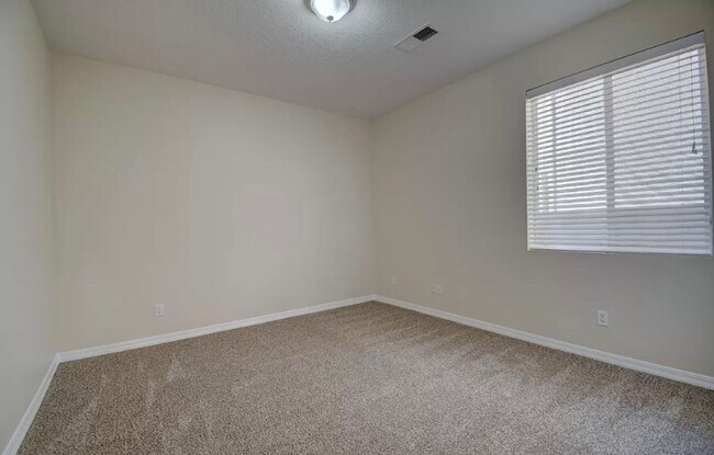 Building Photo - COMING SOON Large 5 Bedroom home with loft...