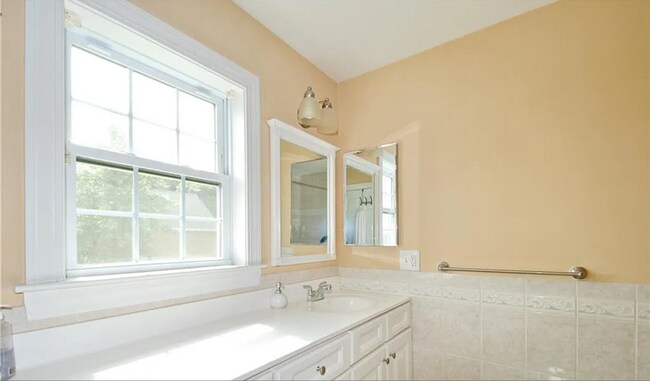 Master bathroom - 638 Hope St