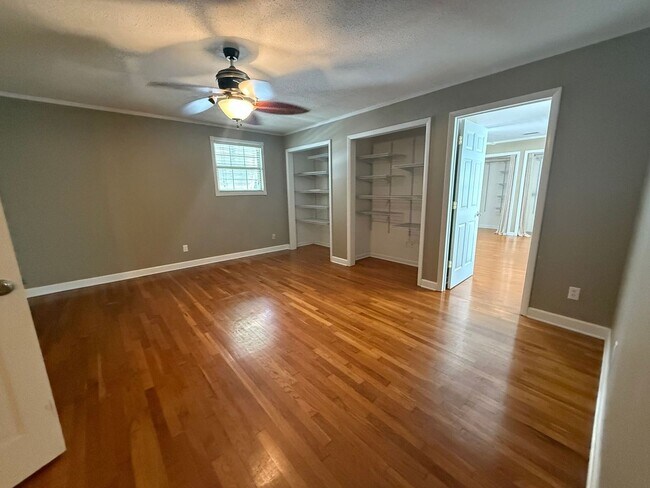 Building Photo - 905 Poinciana Dr