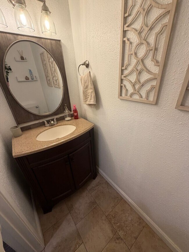 Building Photo - Remodeled 3 bedroom 2 1/2 bath townhome!