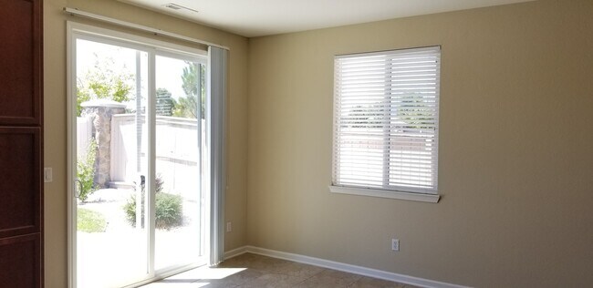 Building Photo - Large beautifully maintained newer home located in Demonte Ranch.