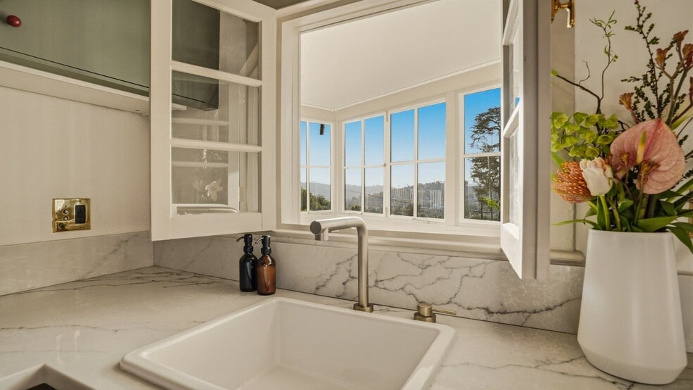 Building Photo - 3907 Berenice Pl