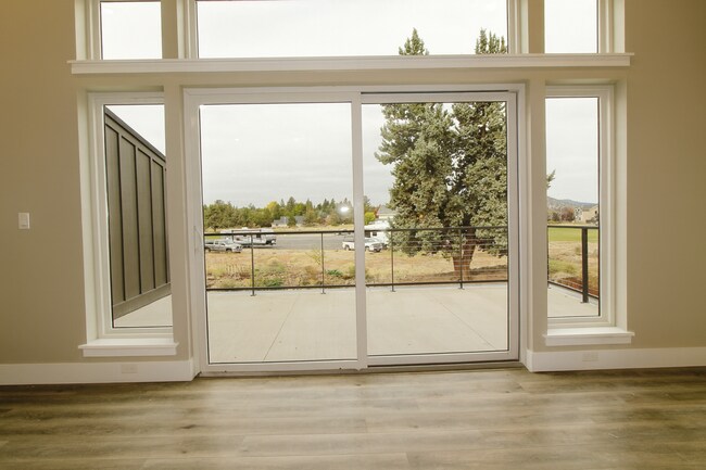 Building Photo - Your Bend Retreat: Spacious End Unit Townhouse with Pilot Butte Views