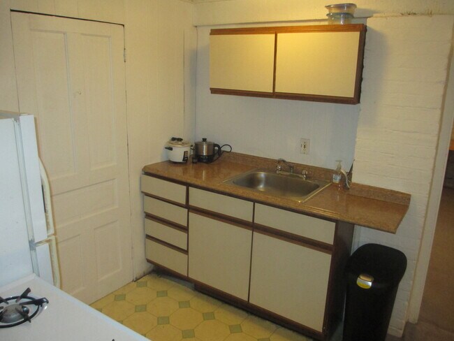 Nice kitchen cabinets - 5601 Wilkins Ave
