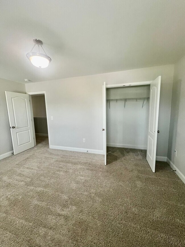 Building Photo - Stunning 4BR 3BA Home in Colfax