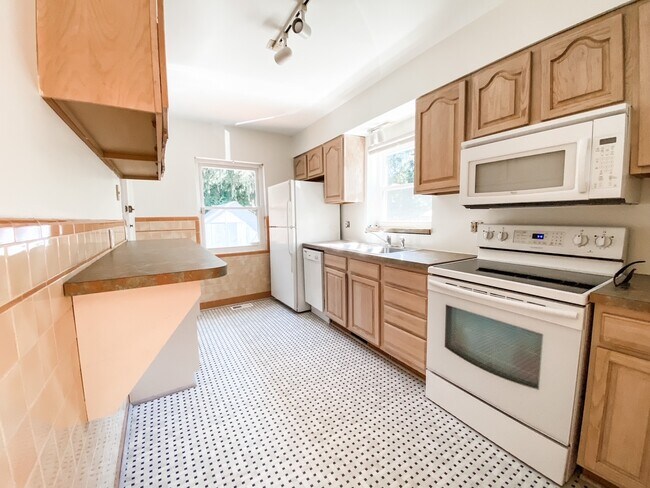 Kitchen - 6604 Buckingham Plz