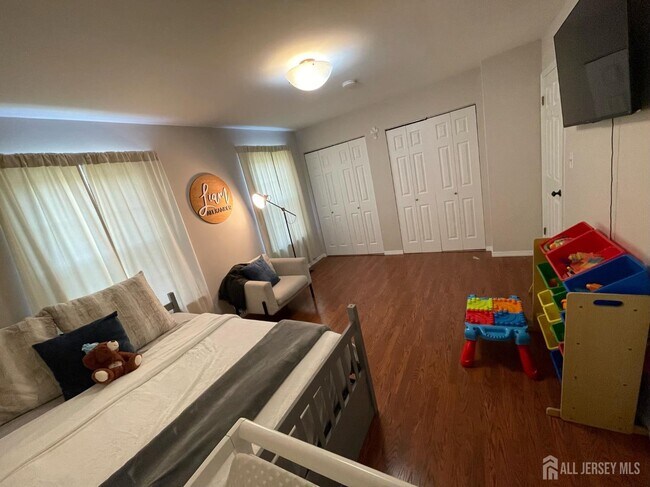 Building Photo - 399 Hadleigh Ln