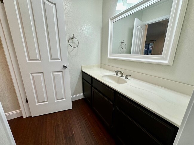 Building Photo - Great 2 Bedroom Townhome- Move in Ready! Washer/Dryer Garage