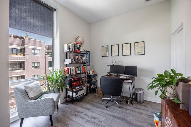 Building Photo - 2247 W Lawrence Ave