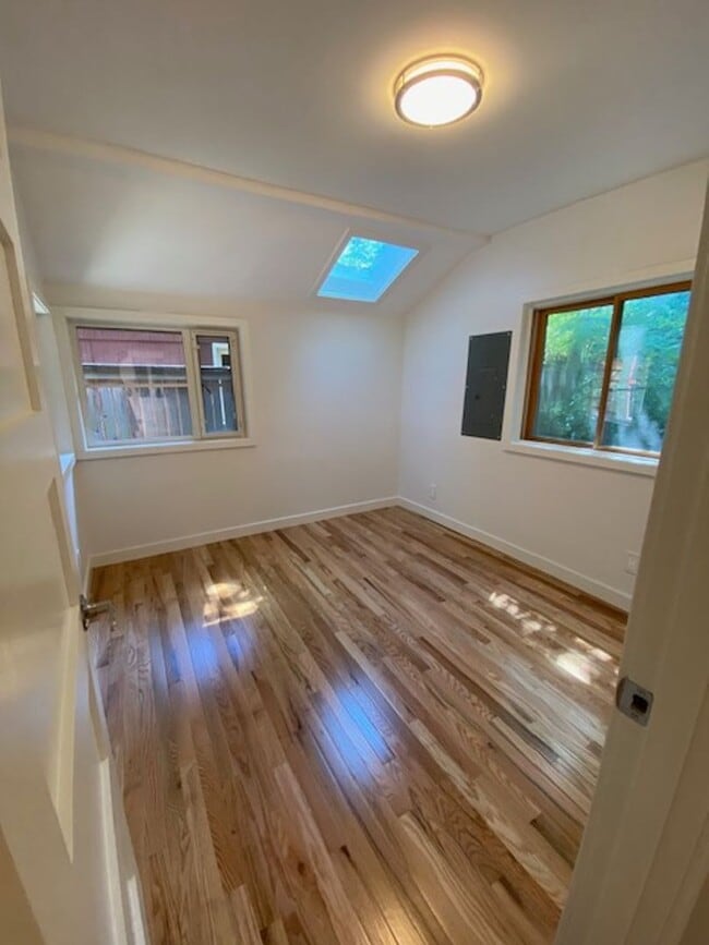 Building Photo - Maple Leaf, Two Bedroom, Woodsy Yard