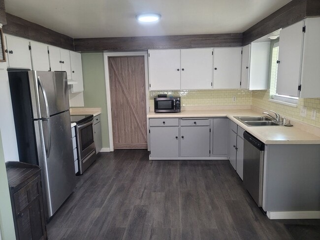 Building Photo - 3 Bedroom in Elko