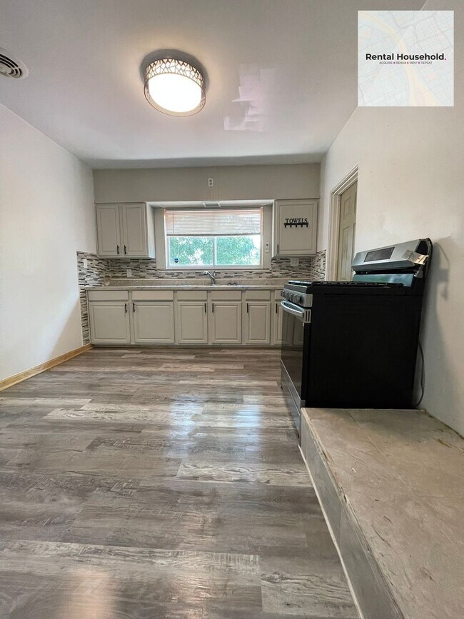 Building Photo - Stunning & Spacious 3-Bedroom Home in Warren!