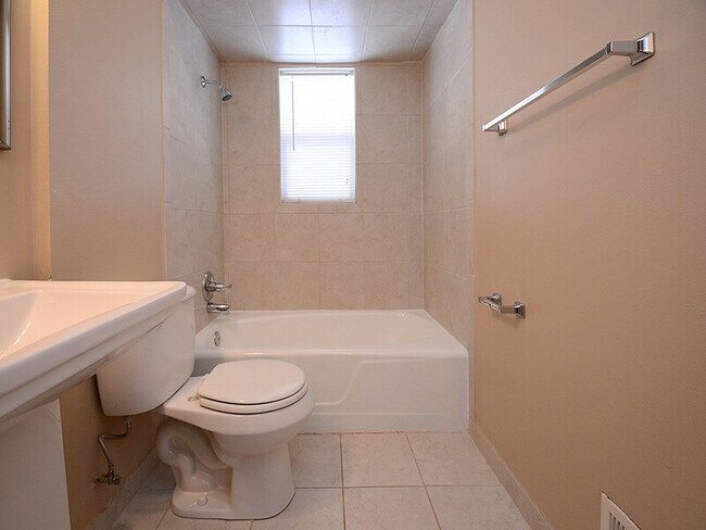 Building Photo - 3024 S 107th Ave