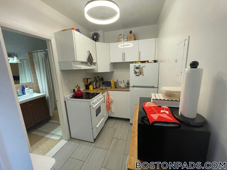 Building Photo - 922 Beacon St