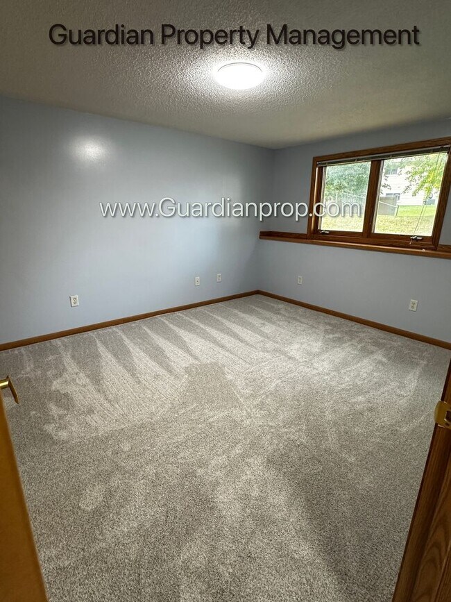 Building Photo - Maple Grove Single Family Home, 2 Car Garage, Dishwasher, Solar, Available Now