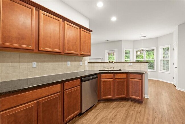 Building Photo - 5 Bedroom in Buford. Great School