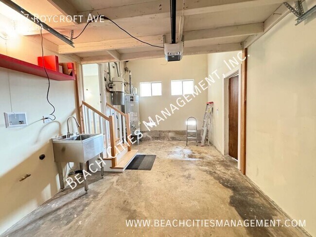 Building Photo - 247 Roycroft Ave