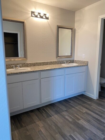 Building Photo - 797 S Silvercreek Ln