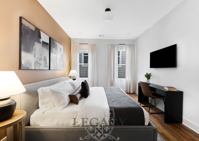 Building Photo - 2027 Rosemary Ln