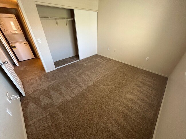 Building Photo - MOVE IN SPECIAL: $1000 OFF RENT WITH THIS SPACIOUS TOP FLOOR 2 BEDROOM 2 BATH CONDO