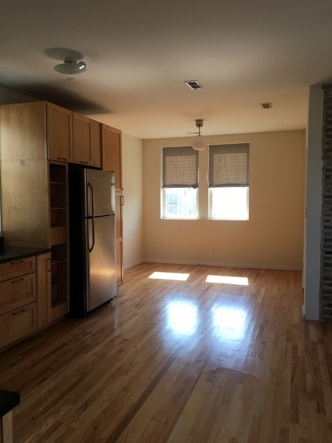 Building Photo - 1538 N Western Ave