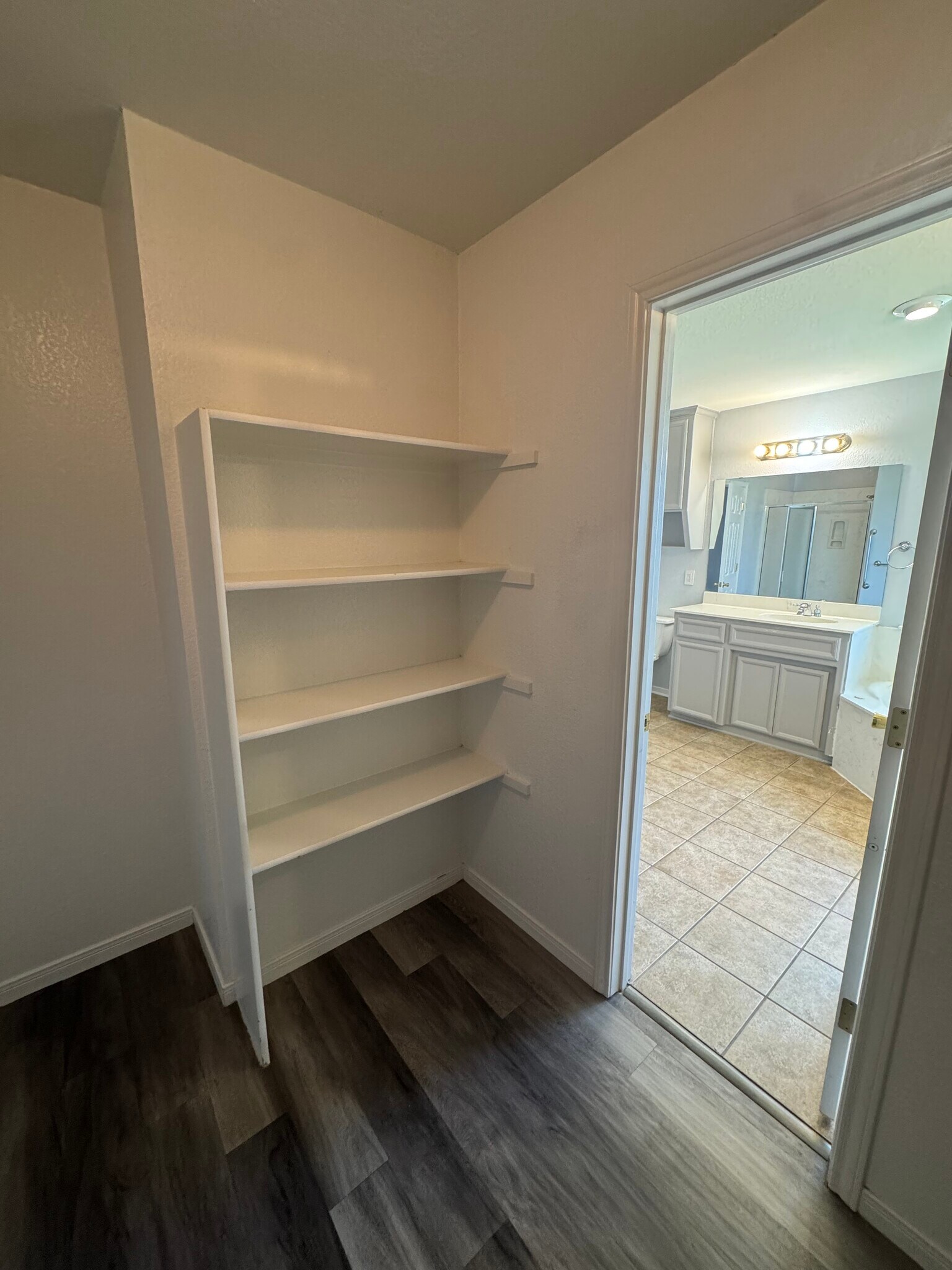 Master closet - 4301 Capri Dr
