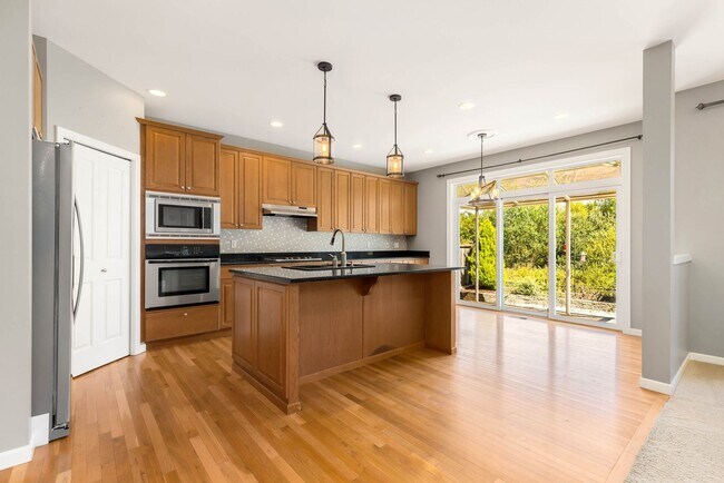 Building Photo - Beautiful 5 Bedroom Mill Creek Home backin...