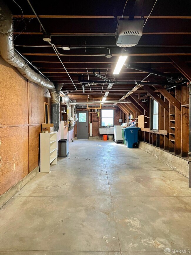 Building Photo - 1100 Eucalyptus Dr